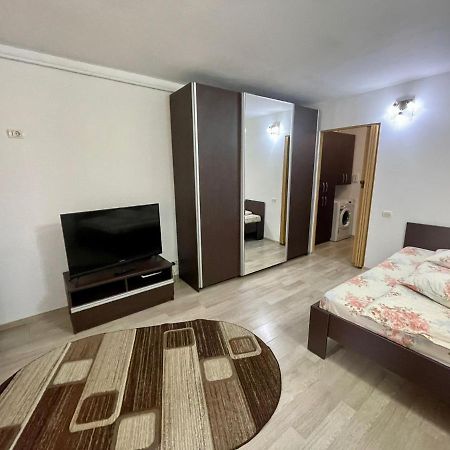 Ferienwohnung Garsoniera Moderna Parcare Internet Piteşti Exterior foto