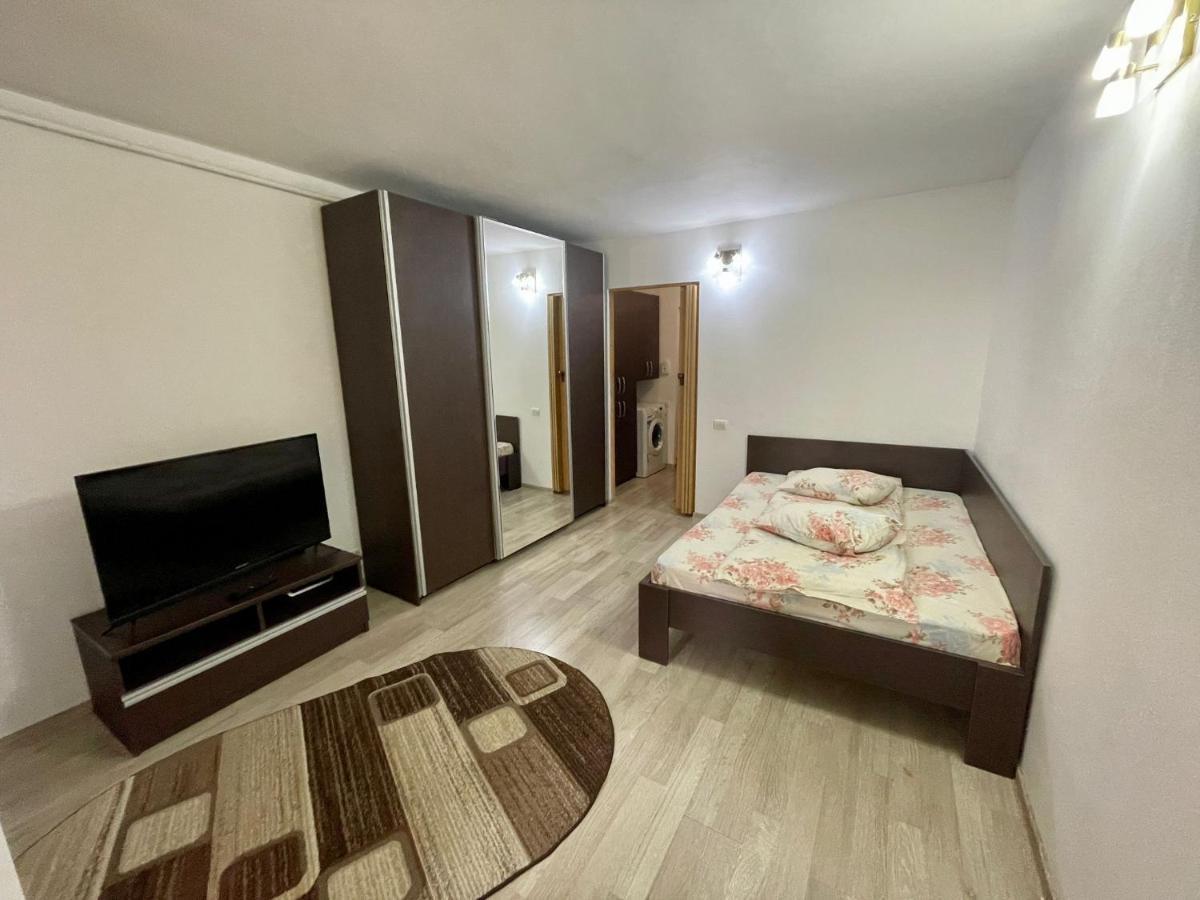Ferienwohnung Garsoniera Moderna Parcare Internet Piteşti Exterior foto