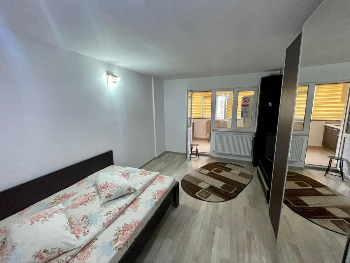 Ferienwohnung Garsoniera Moderna Parcare Internet Piteşti Exterior foto