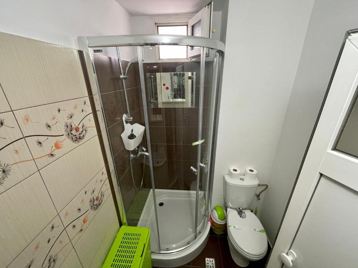 Ferienwohnung Garsoniera Moderna Parcare Internet Piteşti Exterior foto