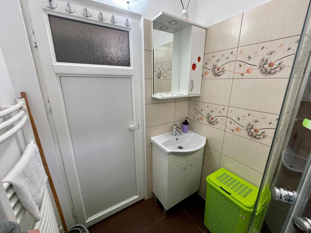 Ferienwohnung Garsoniera Moderna Parcare Internet Piteşti Exterior foto