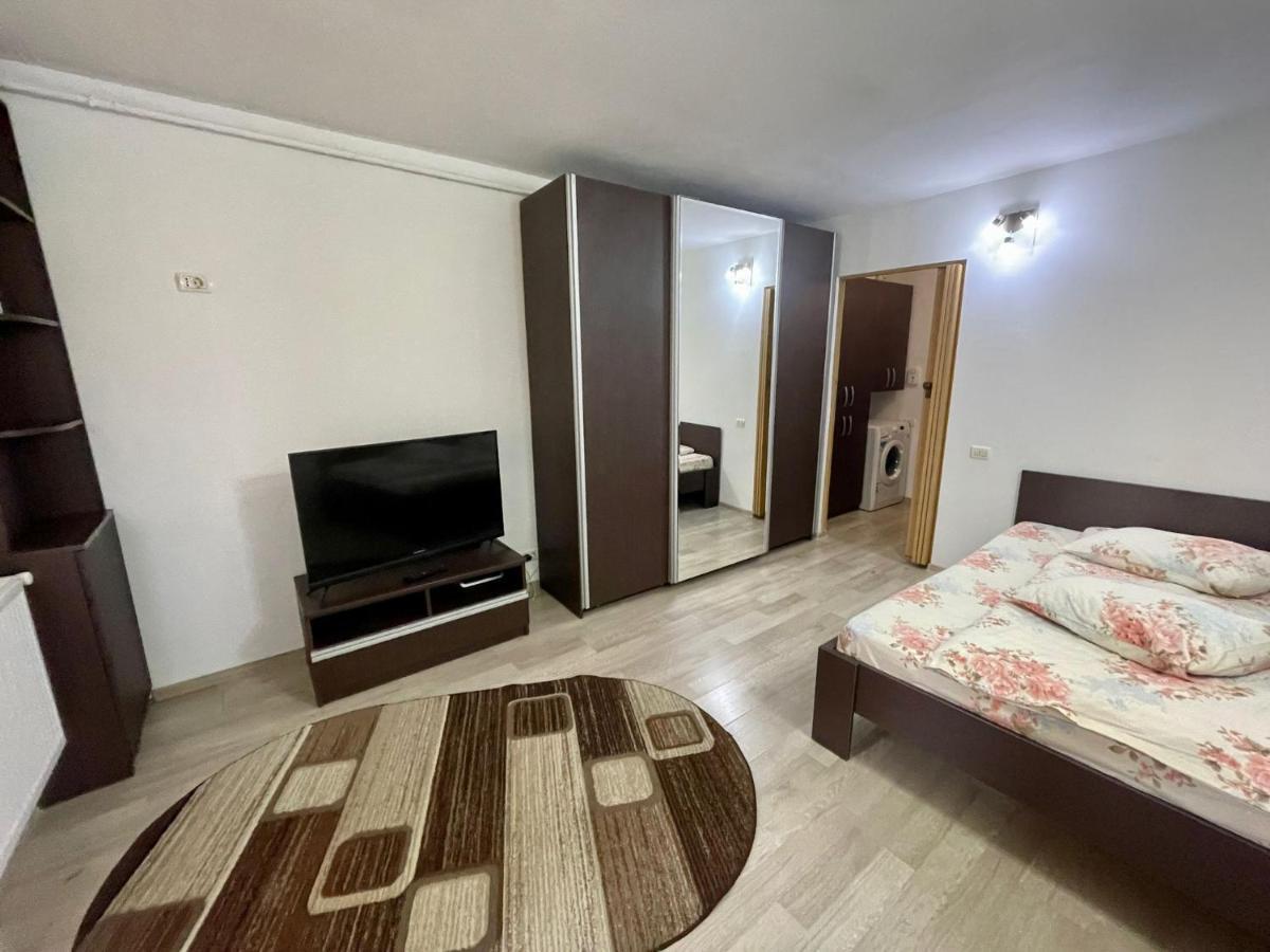 Ferienwohnung Garsoniera Moderna Parcare Internet Piteşti Exterior foto